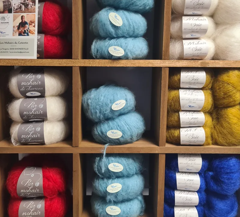 Étagère remplie de pelottes de laines de différentes couleurs