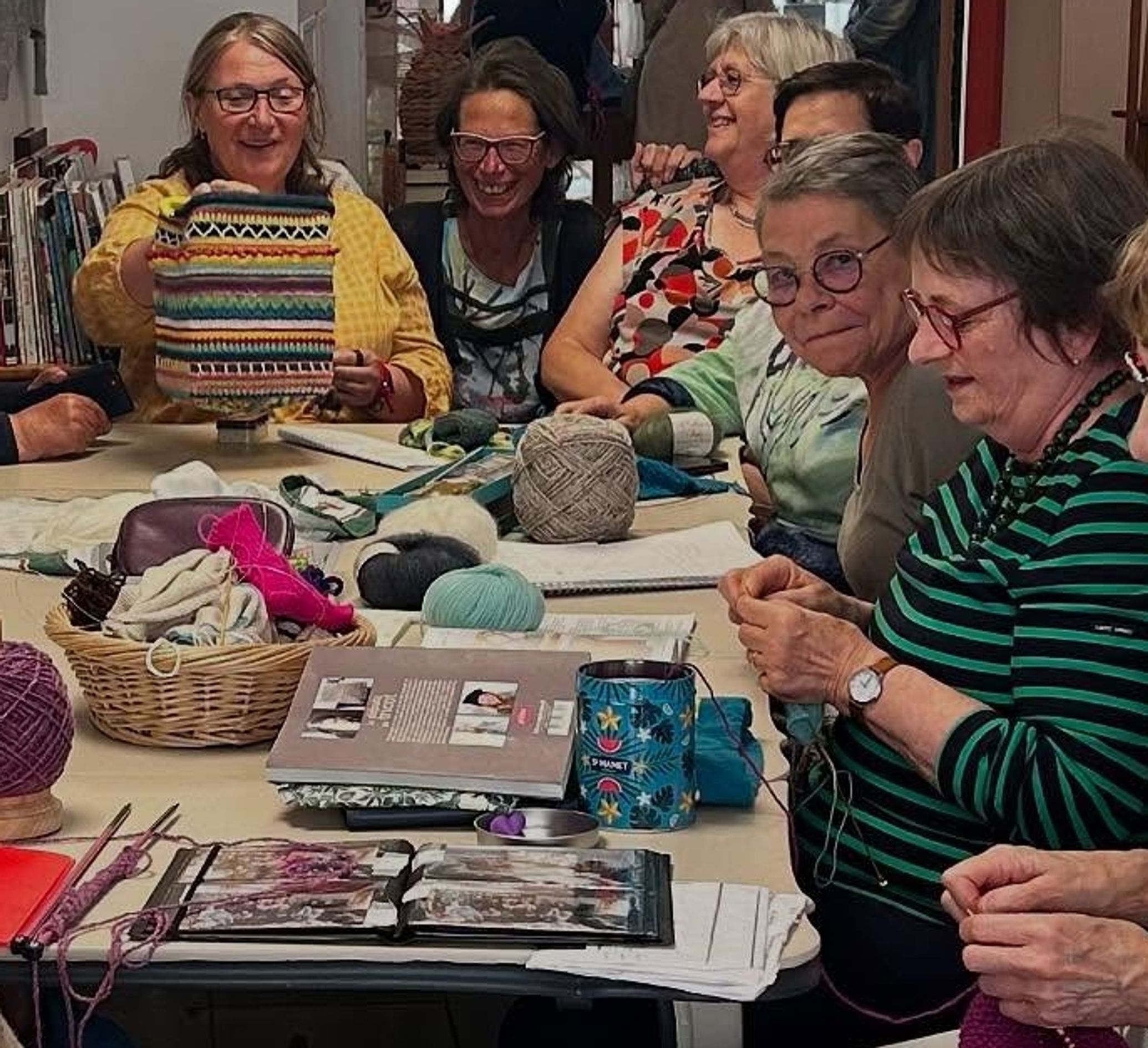 Un groupe de femme qui tricottent en souriant