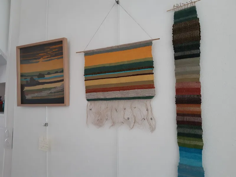 Étagère remplie de pelottes de laines de différentes couleurs