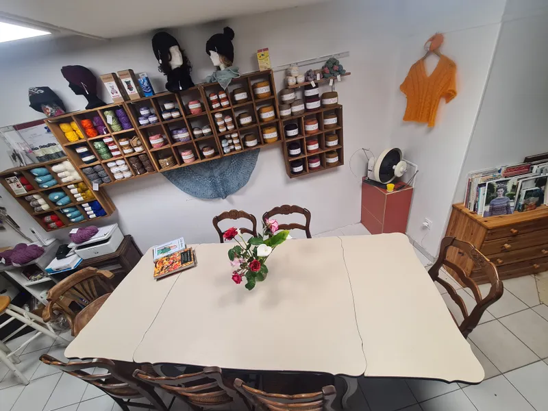 La table des ateliers au centre de la boutique